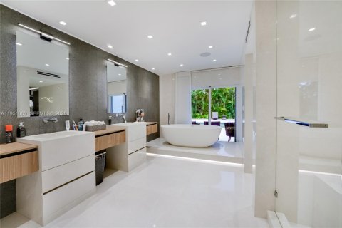 House in Hallandale Beach, Florida 6 bedrooms, 552.68 sq.m. № 2007181 - photo 11