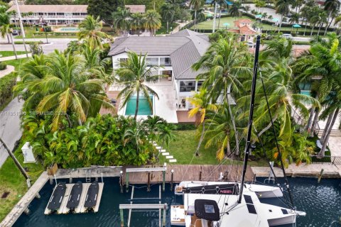 House in Hallandale Beach, Florida 6 bedrooms, 552.68 sq.m. № 2007181 - photo 8