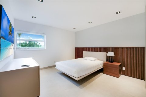 House in Hallandale Beach, Florida 6 bedrooms, 552.68 sq.m. № 2007181 - photo 17