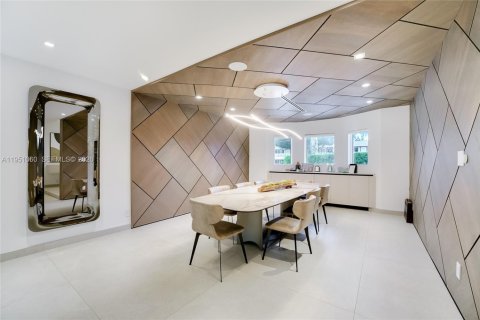 House in Hallandale Beach, Florida 6 bedrooms, 552.68 sq.m. № 2007181 - photo 20