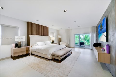 House in Hallandale Beach, Florida 6 bedrooms, 552.68 sq.m. № 2007181 - photo 15