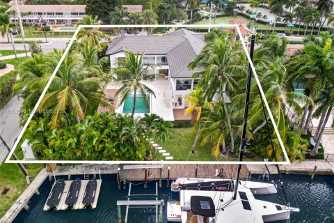 House in Hallandale Beach, Florida 6 bedrooms, 552.68 sq.m. № 2007181 - photo 6