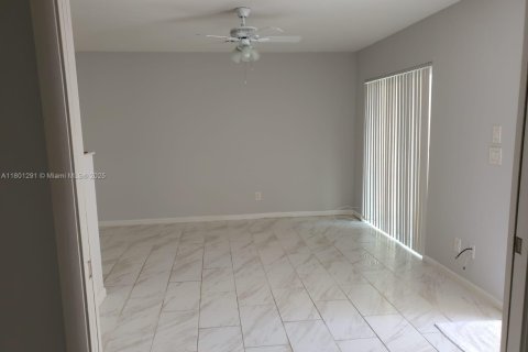 Condo in West Palm Beach, Florida, 1 bedroom  № 1862183 - photo 11