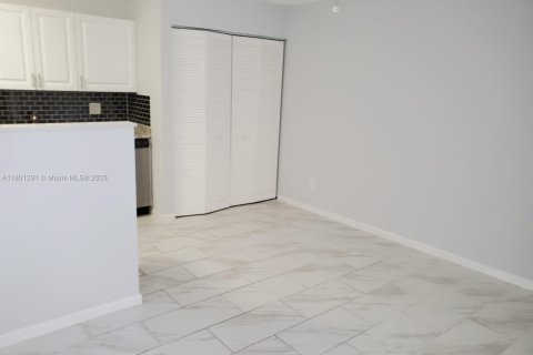 Condo in West Palm Beach, Florida, 1 bedroom  № 1862183 - photo 2