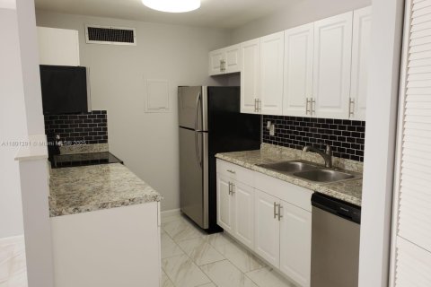 Condo in West Palm Beach, Florida, 1 bedroom  № 1862183 - photo 7