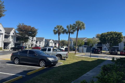 Condominio en alquiler en Miami, Florida, 2 dormitorios, 101.26 m2 № 2029612 - foto 3