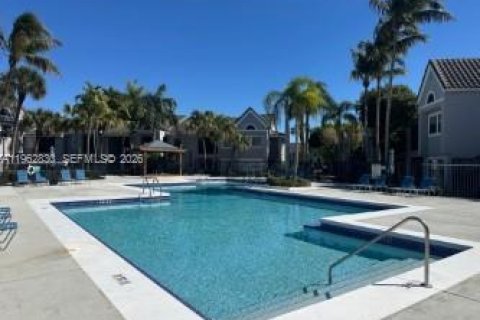 Condominio en alquiler en Miami, Florida, 2 dormitorios, 101.26 m2 № 2029612 - foto 4