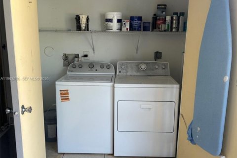 Condominio en alquiler en Miami, Florida, 2 dormitorios, 101.26 m2 № 2029612 - foto 16