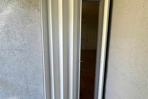 Condominio en alquiler en Miami, Florida, 2 dormitorios, 101.26 m2 № 2029612 - foto 11