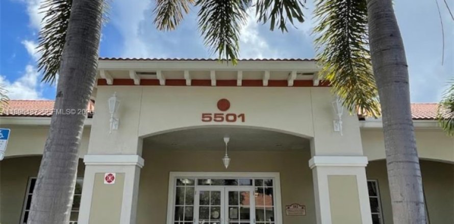 Commercial property in Coral Springs, Florida № 2059897