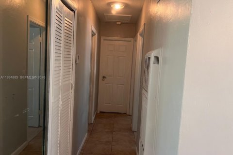 House in Miami Gardens, Florida 4 bedrooms, 162.95 sq.m. № 1992975 - photo 9