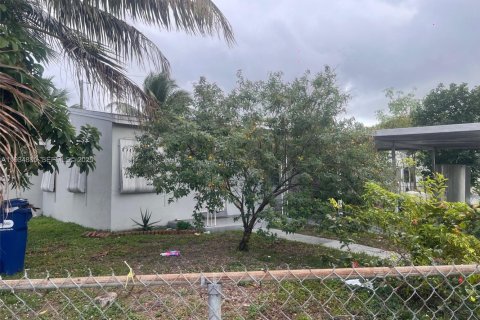 House in Miami Gardens, Florida 4 bedrooms, 162.95 sq.m. № 1992975 - photo 2