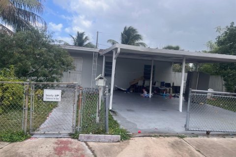 House in Miami Gardens, Florida 4 bedrooms, 162.95 sq.m. № 1992975 - photo 1