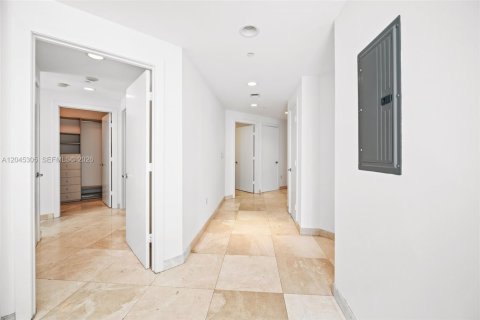 Condo in Miami, Florida, 2 bedrooms № 2185930 - photo 15