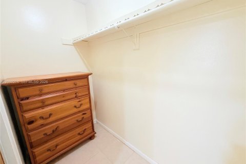 House in Sunrise, Florida 1 bedroom, 166.57 sq.m. № 2067936 - photo 7