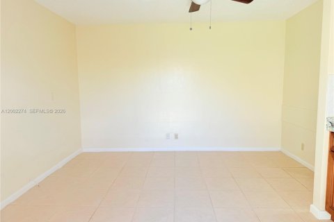 House in Sunrise, Florida 1 bedroom, 166.57 sq.m. № 2067936 - photo 2