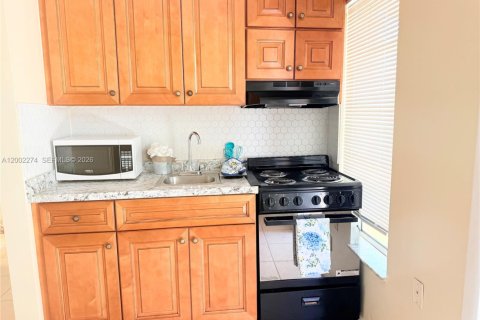 House in Sunrise, Florida 1 bedroom, 166.57 sq.m. № 2067936 - photo 4