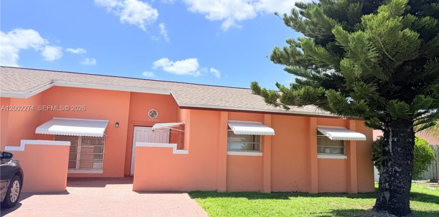 House in Sunrise, Florida 1 bedroom, 166.57 sq.m. № 2067936