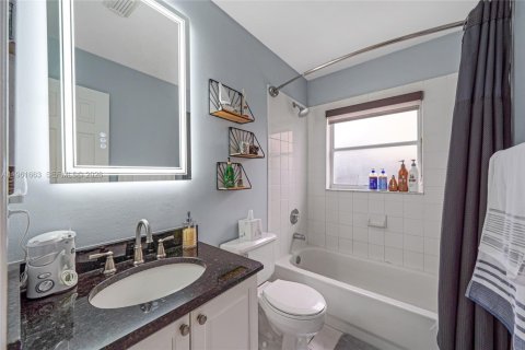 Villa ou maison à vendre à Miami, Floride: 3 chambres, 150.41 m2 № 2024717 - photo 21