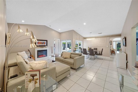 Villa ou maison à vendre à Miami, Floride: 3 chambres, 150.41 m2 № 2024717 - photo 4