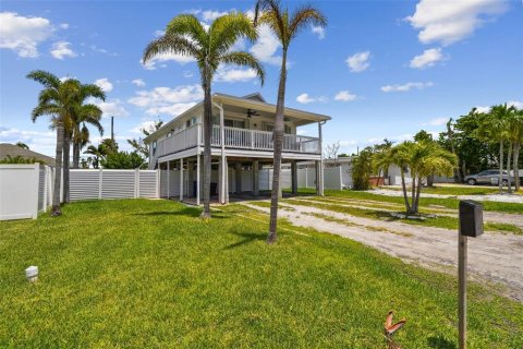 House in Redington Beach, Florida 3 bedrooms, 98.1 sq.m. № 1883251 - photo 2