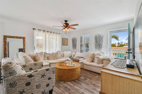 House in Redington Beach, Florida 3 bedrooms, 98.1 sq.m. № 1883251 - photo 3