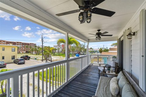 House in Redington Beach, Florida 3 bedrooms, 98.1 sq.m. № 1883251 - photo 21
