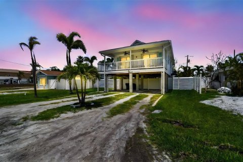 House in Redington Beach, Florida 3 bedrooms, 98.1 sq.m. № 1883251 - photo 1