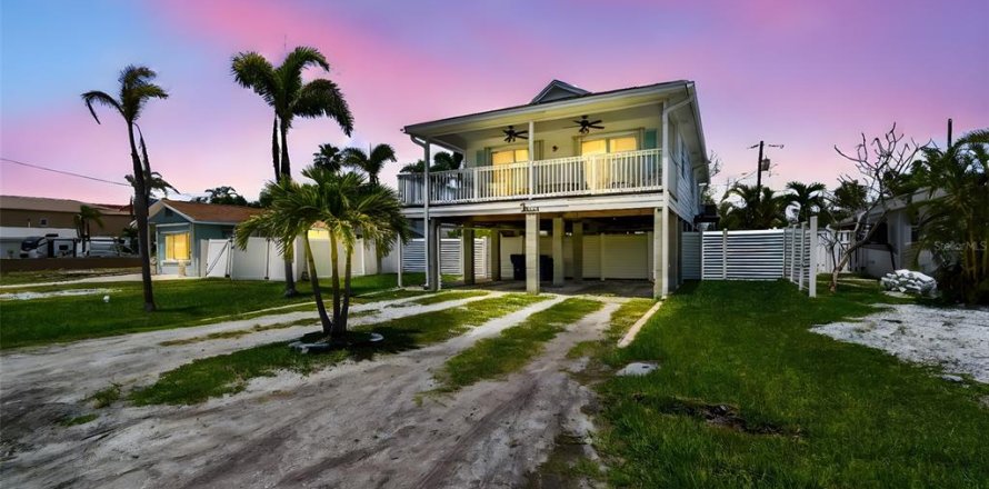 House in Redington Beach, Florida 3 bedrooms, 98.1 sq.m. № 1883251