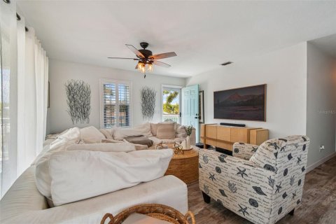House in Redington Beach, Florida 3 bedrooms, 98.1 sq.m. № 1883251 - photo 5