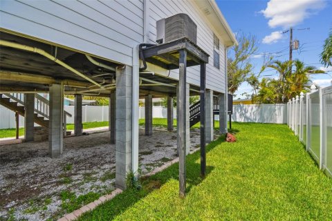 House in Redington Beach, Florida 3 bedrooms, 98.1 sq.m. № 1883251 - photo 29