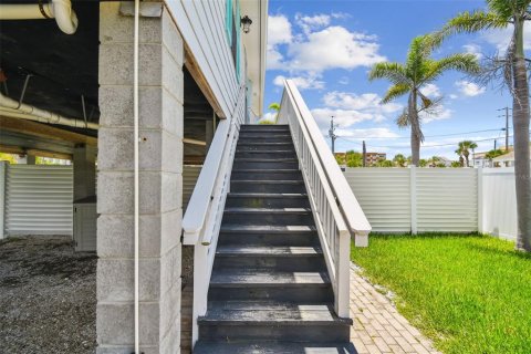 House in Redington Beach, Florida 3 bedrooms, 98.1 sq.m. № 1883251 - photo 26