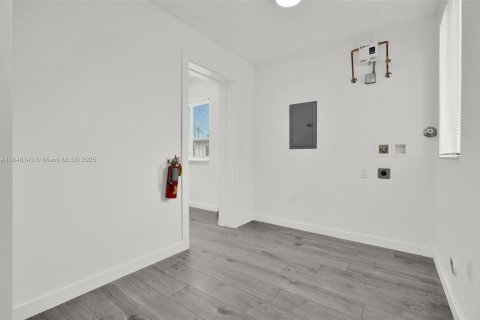 Propiedad comercial en venta en Miami, Florida, 337.05 m2 № 1852229 - foto 10