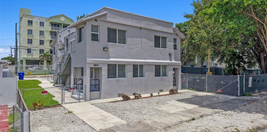 Propiedad comercial en Miami, Florida 337.05 m2 № 1852229