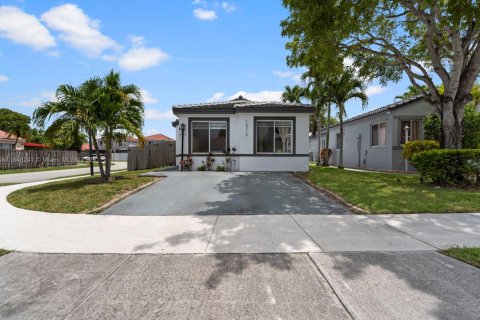 Casa en venta en Miami, Florida, 4 dormitorios, 153.47 m2 № 1848896 - foto 3