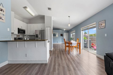 Casa en venta en Miami, Florida, 4 dormitorios, 153.47 m2 № 1848896 - foto 9