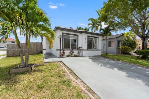 Casa en venta en Miami, Florida, 4 dormitorios, 153.47 m2 № 1848896 - foto 2
