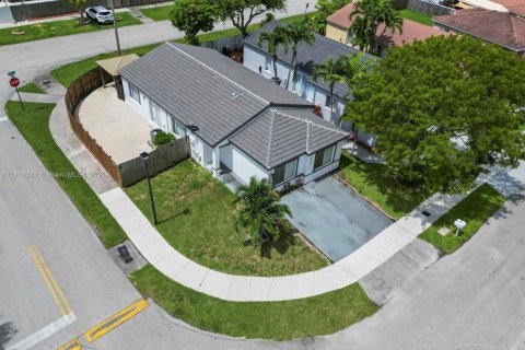 Casa en venta en Miami, Florida, 4 dormitorios, 153.47 m2 № 1848896 - foto 1