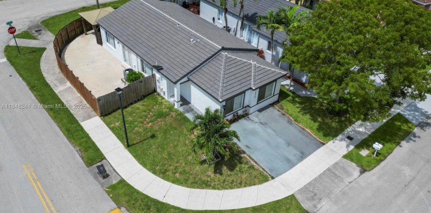 Casa en Miami, Florida 4 dormitorios, 153.47 m2 № 1848896