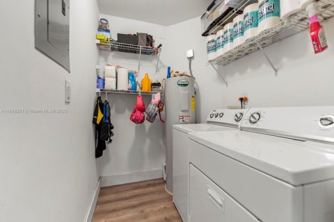 Casa en venta en Miami, Florida, 4 dormitorios, 153.47 m2 № 1848896 - foto 28