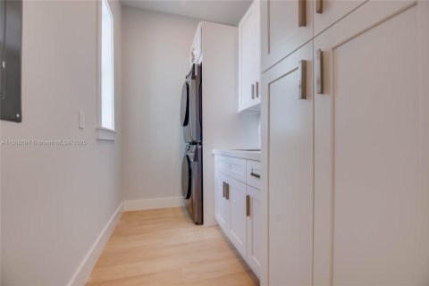 House in Marathon, Florida 5 bedrooms, 279.73 sq.m. № 1958752 - photo 25