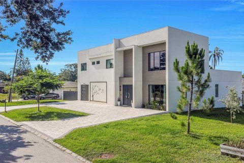 House in Clearwater, Florida 3 bedrooms, 294.13 sq.m. № 2202518 - photo 2
