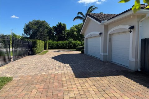 Villa ou maison à vendre à Miami, Floride: 4 chambres, 181.07 m2 № 1967724 - photo 2