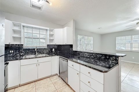 Снять в аренду виллу или дом в Помпано-Бич, Флорида 3 спальни, 225.94м2, № 2034846 - фото 15