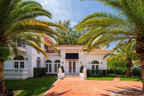 Casa en venta en Coral Gables, Florida, 6 dormitorios, 451.23 m2 № 2000239 - foto 2