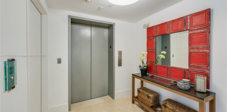 Кондоминиум с 4 спальнями в Майами, Флорида № 1958807