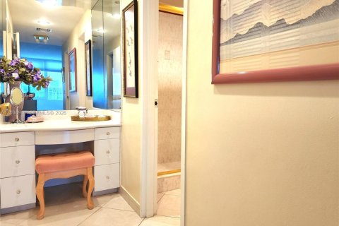 Condo in Hollywood, Florida, 2 bedrooms № 2087912 - photo 22