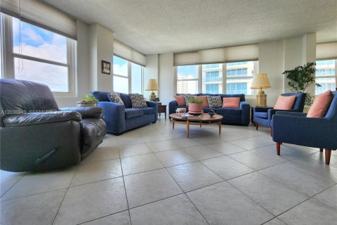 Condo in Hollywood, Florida, 2 bedrooms № 2087912 - photo 4