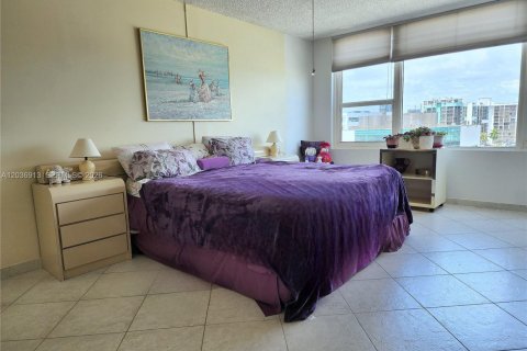 Condo in Hollywood, Florida, 2 bedrooms № 2087912 - photo 17