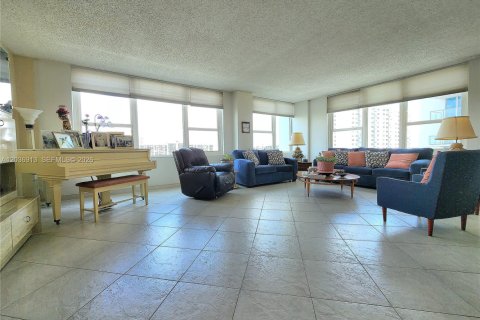 Condo in Hollywood, Florida, 2 bedrooms № 2087912 - photo 3